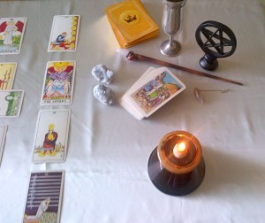 Table prepared for a tarot r